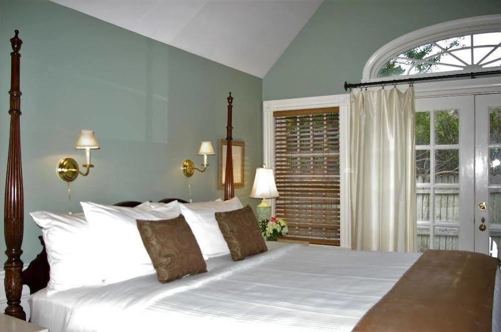 The Carriage House Inn Chatham Exterior foto